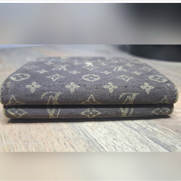 Louis Vuitton Gray Monogram Wallet - Picture 14 of 15
